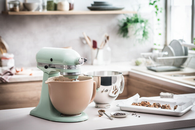 KitchenAid 4,8 L 5KSM175 Artisan Küchenmaschine Pastrylover mit Kunststofffleischwolf+Spritzgebäckvorsatz und Patisserie Buch