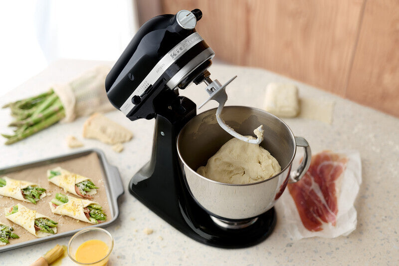 KitchenAid 4,8 L 5KSM175 Artisan Küchenmaschine Pastrylover mit Kunststofffleischwolf+Spritzgebäckvorsatz und Patisserie Buch