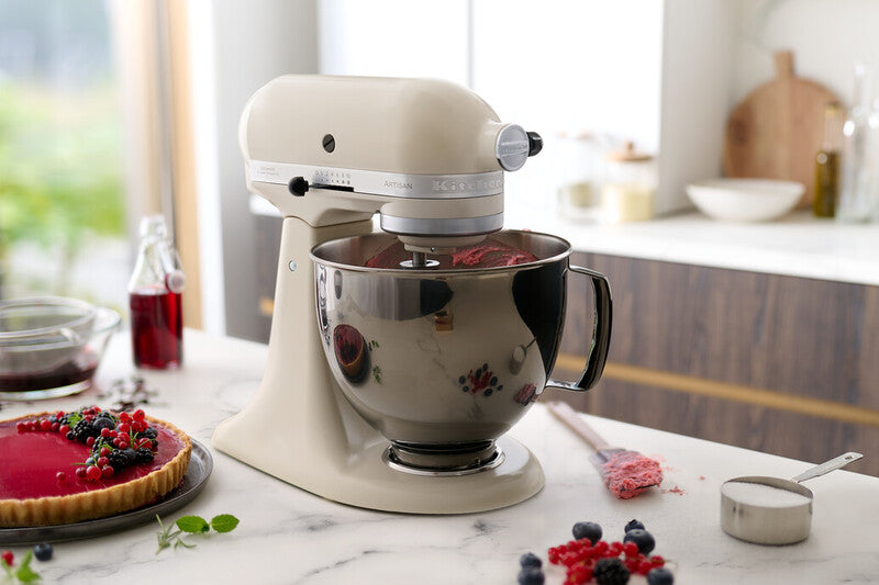 KitchenAid 4,8 L 5KSM175 Artisan Küchenmaschine Pastrylover mit Kunststofffleischwolf+Spritzgebäckvorsatz und Patisserie Buch