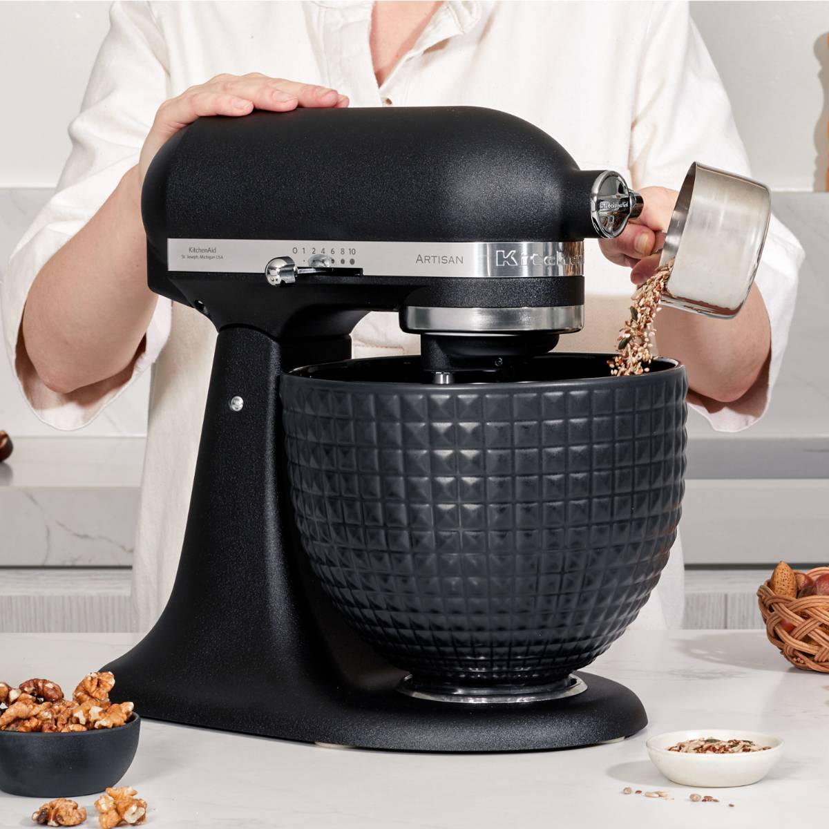 Monochrome Collection: KitchenAid Artisan 4,7 Liter Gusseisen Schwarz KSM156 Küchenmaschine