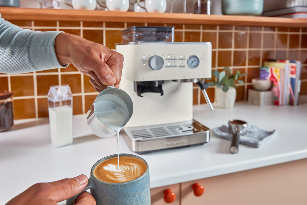 KitchenAid halbautomatische Espressomaschine mit Gratmahlwerk 5KES6551 inkl. GRATIS Illy Exploration Kit