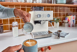 KitchenAid halbautomatische Espressomaschine mit Gratmahlwerk 5KES6551 inkl. GRATIS Illy Exploration Kit