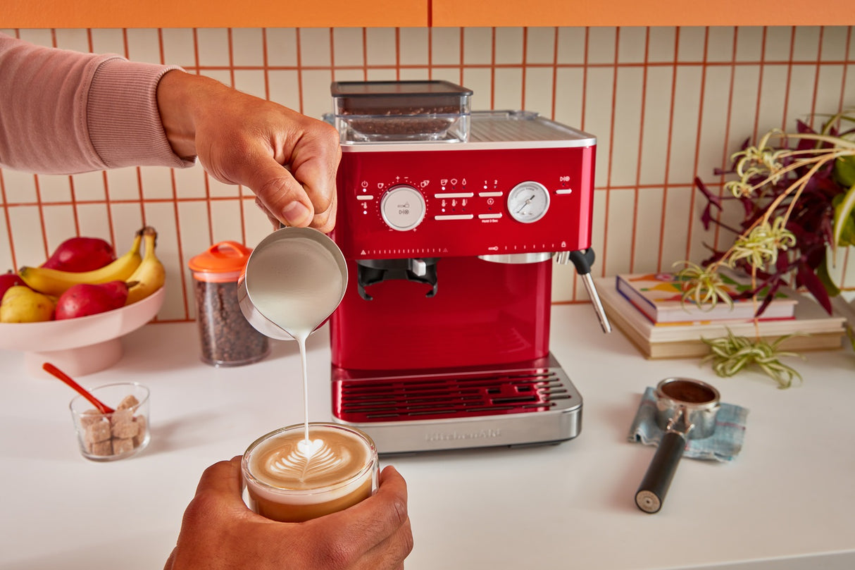 KitchenAid halbautomatische Espressomaschine mit Gratmahlwerk 5KES6551 inkl. GRATIS Illy Exploration Kit