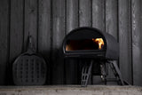 Gozney Roccbox Pizzaofen mit Abdeckhaube und Roccbox Pizzawender